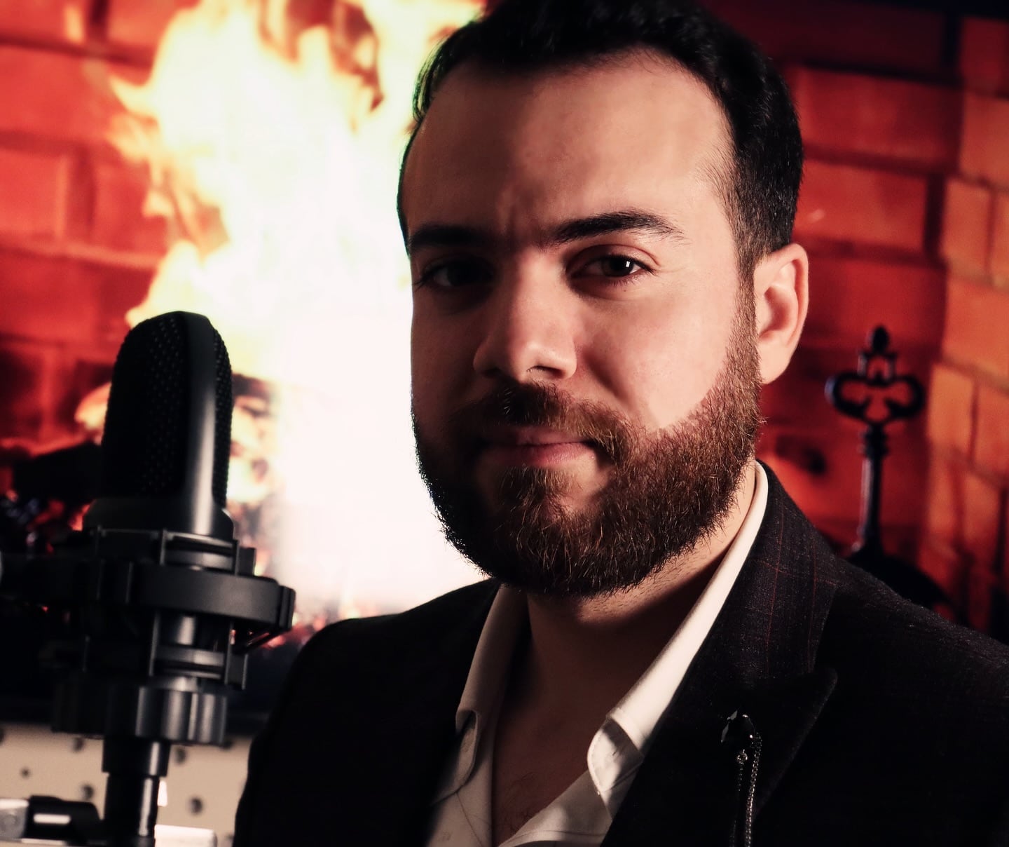 Chanteur sur scène pendant une prestation de Ghassen Music and Events