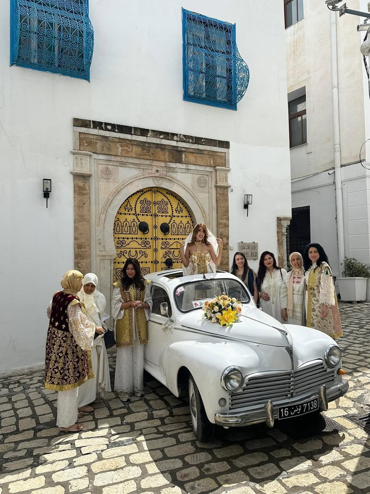 Voiture de mariage décorée