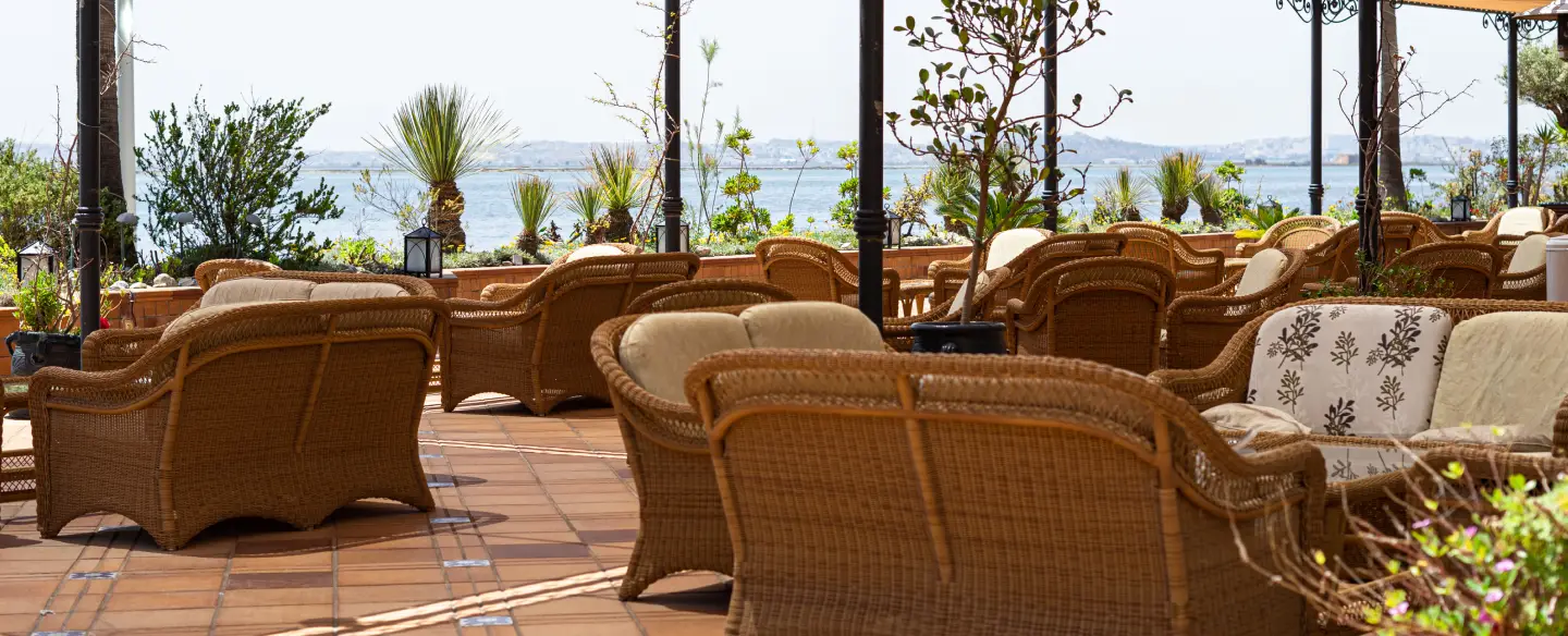 Terrasse du Concorde Les Berges du Lac avec vue sur le lac